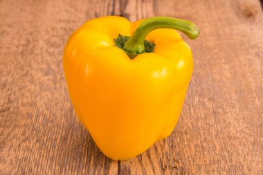 Biberler, sarılar ve yakın plan ahşap bir arka plan.