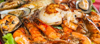 Harika deniz ürünleri tabağı, ahtapot, yeşiller, karides, balık, midye, ızgara yemekler.