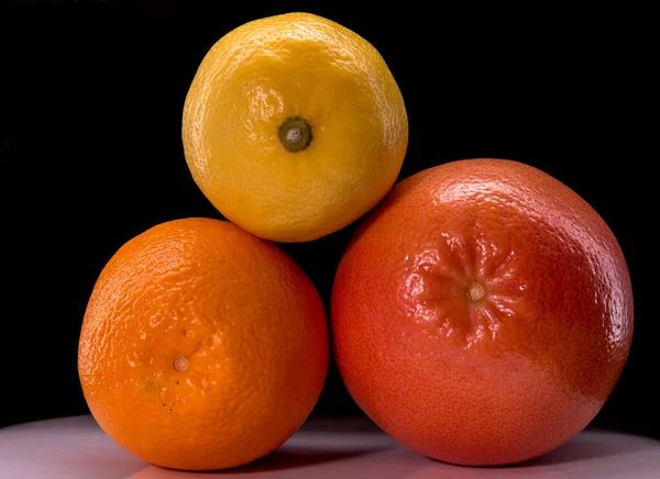 Orange Grapefruit Zitrone Auf Weißem Und Schwarzem Hintergrund — Stockfoto