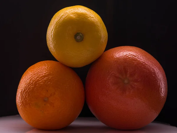 Orange Grapefruit Zitrone Auf Weißem Und Schwarzem Hintergrund — Stockfoto