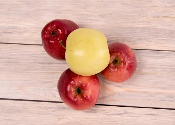 Manzanas Rojas Amarillas Sobre Fondo Madera — Foto de Stock