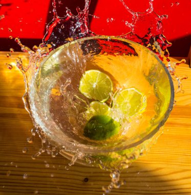 Su dolu bir tabağa koy ve damlat.