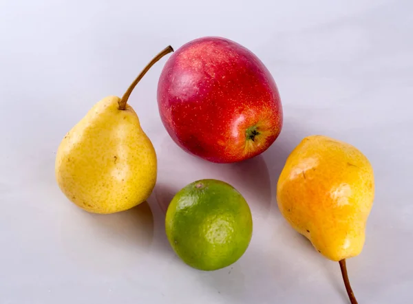 Manzana Roja Lima Verde Sobre Fondo Blanco — Foto de Stock