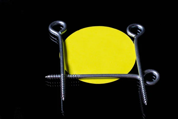 Drei Schrauben Mit Einem Ring Liegen Einem Quadrat Mit Einem — Stockfoto
