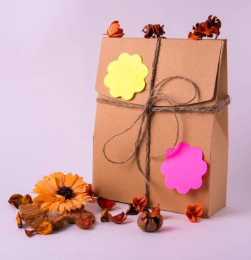  Hediye kutusu, çiçeklerle dolu bir hayat.