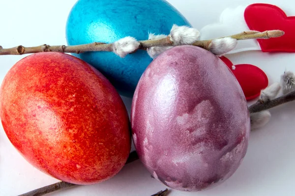 Huevos Pascua Con Corazones Ramas Sauce Sobre Fondo Blanco — Foto de Stock