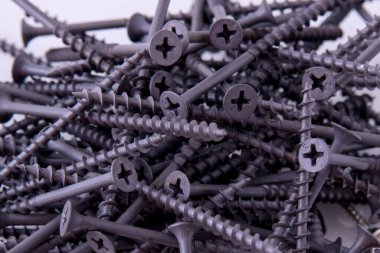  Siyah çelik ya da metal vida beyaz mermer bir levhada