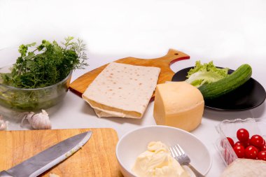 Peynir ve sarımsak sosu, pide ekmeği ve aperatifler için otlar.