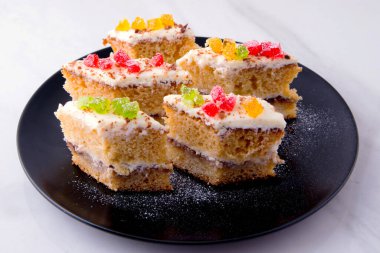 Siyah bir tabakta yakın plan kek.