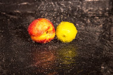  Sim, Necktorin, siyah arkaplanda su damlaları