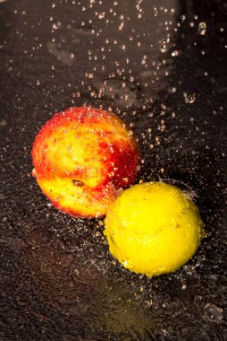  Sim, Necktorin, siyah arkaplanda su damlaları