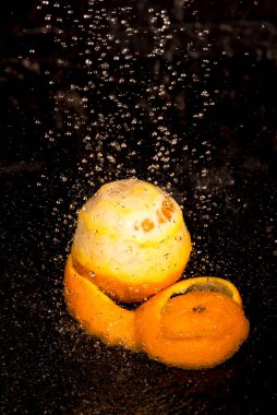 turuncu, siyah arkaplanda bir damla su