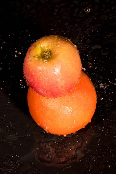 Grapefruit Apfel Wassertropfen Auf Schwarzem Hintergrund — Stockfoto
