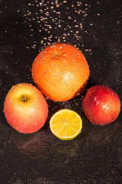 Grapefruit Laim Apfel Nikotin Wassertropfen Auf Schwarzem Hintergrund — Stockfoto