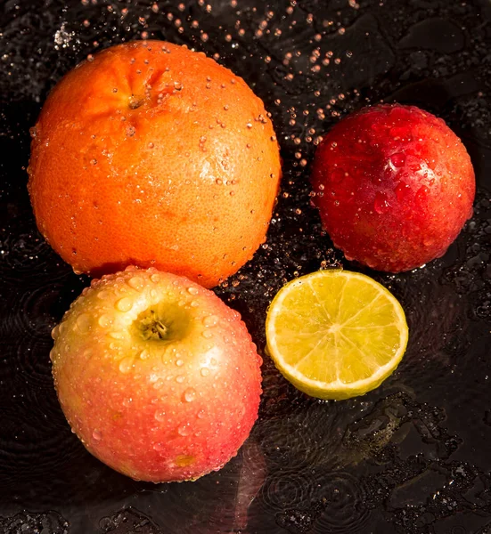 Grapefruit Laim Apfel Nikotin Wassertropfen Auf Schwarzem Hintergrund — Stockfoto