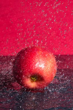 Elma kırmızısı ve su damlası.