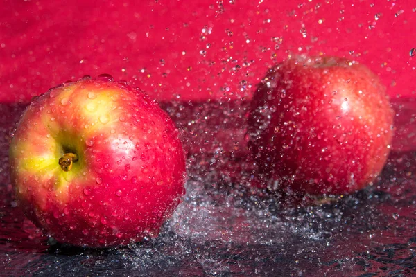 Rote Äpfel Mit Wassertropfen Auf Gelbem Hintergrund — Stockfoto