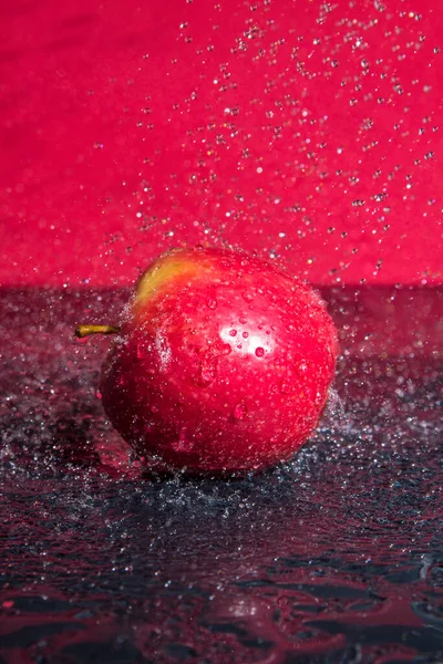 Jabłko Czerwone Kroplami Wody — Zdjęcie stockowe