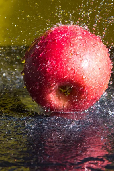 Apfelrot Mit Wassertropfen — Stockfoto