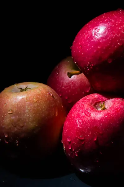 Rote Äpfel Mit Wassertropfen Auf Schwarzem Hintergrund — Stockfoto
