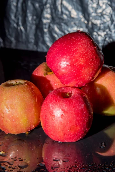 Pommes Rouges Avec Des Gouttes Eau Sur Fond Noir — Photo