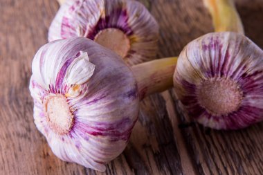  Sarımsak, yeşil, genç, ahşap arka planda