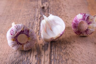 Sarımsak, yeşil, genç, ahşap arka planda