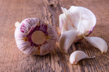 Sarımsak, yeşil, genç, ahşap arka planda