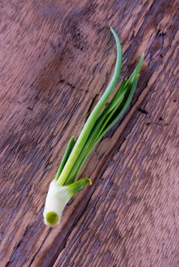 Ahşap arka planda çipler