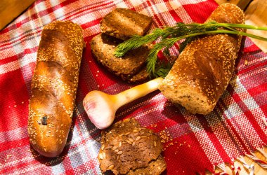  Dereotlu, sarımsaklı, ahşap masadaki gri ekmek.