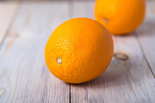 Zwei Orangen Auf Einem Hölzernen Hintergrund Großaufnahme — Stockfoto