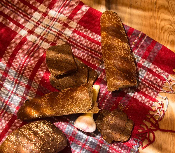 Masa Örtüsünde Sarımsaklı Gri Ekmek — Stok fotoğraf