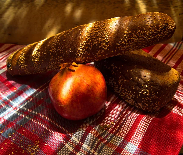 Серый Хлеб Скатерти Гранатом Деревянный Стол Стоковое Фото