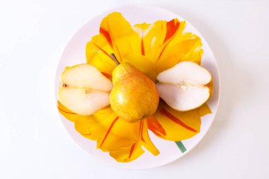  Tabakta taze armut dilimi.