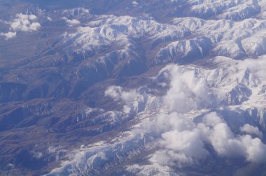 Dağların üzerindeki bulutlar. Birleşik Arap Emirlikleri