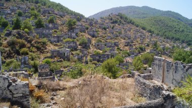 Türkiye 'nin Kayakoy köyünün terk edilmiş evleri ve kalıntıları