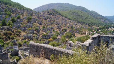 Türkiye 'nin Kayakoy köyünün terk edilmiş evleri ve kalıntıları