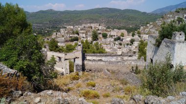 Türkiye 'nin Kayakoy köyünün terk edilmiş evleri ve kalıntıları