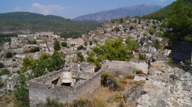 Türkiye 'nin Kayakoy köyünün terk edilmiş evleri ve kalıntıları