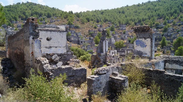 Türkiye 'nin Kayakoy köyünün terk edilmiş evleri ve kalıntıları