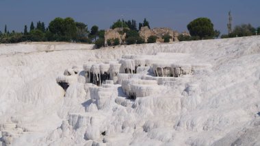 Pamukkale 'nin kireçtaşı terasları. Türkiye