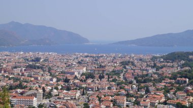 Türkiye 'nin Mugla kentinin Panorama' sı dağların arka planına karşı.
