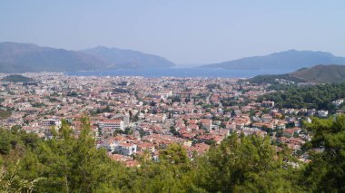 Türkiye 'nin Mugla kentinin Panorama' sı dağların arka planına karşı.