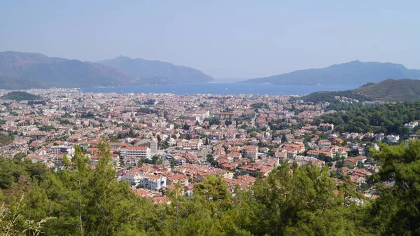 Türkiye 'nin Mugla kentinin Panorama' sı dağların arka planına karşı.