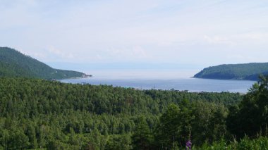 Pribaikalskaya kamp alanındaki Baykal Gölü manzarası.