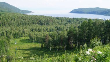 Pribaikalskaya kamp alanındaki Baykal Gölü manzarası.