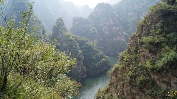 中国のゴールデンドラゴン渓谷は 陽郡の北部に位置していますが 美しい山々と素晴らしい水だけでなく 美しい風景です — ストック写真