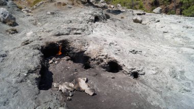 Chimera Dağı sürekli yanan şenlik ateşiyle ayırt edilir. Metan ve diğer gazlar kayadan çıkar ve yanar.