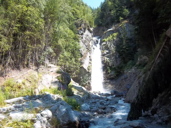 秀丽的山景 格拉斯河谷 Mer Glace 是位于法国阿尔卑斯山区勃朗峰地块北坡的一座山谷冰川 — 图库照片