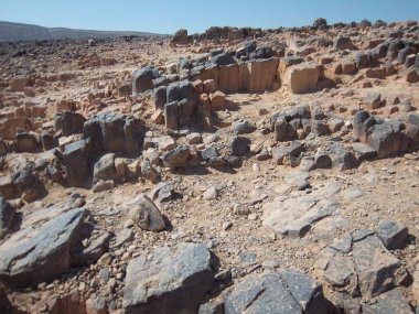 Kumlu dikdörtgen ve altıgen prizmalar Makhtesh Ramon 'un merkezinde.